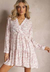 Renee - Różowo-Biała Kopertowa Sukienka Mini z Falbanką i Ozdobnym Printem Oletia. Kolor: różowy. Materiał: materiał. Długość rękawa: długi rękaw. Wzór: nadruk. Typ sukienki: kopertowe. Długość: mini #4