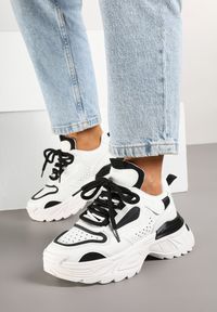 Renee - Biało-Czarne Sneakersy w Streetwearowym Stylu na Tłoczonej Podeszwie Nelasea. Okazja: na co dzień. Zapięcie: sznurówki. Kolor: biały. Materiał: jeans, skóra. Obcas: na platformie