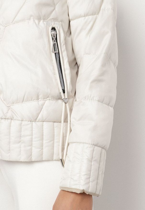 Born2be - Biała Dwustronna Kurtka Pikowana z Kieszeniami i Kapturem Eralethra. Okazja: na co dzień, na spacer. Kolor: biały. Materiał: jeans. Długość rękawa: długi rękaw. Długość: długie. Wzór: aplikacja. Styl: casual, elegancki