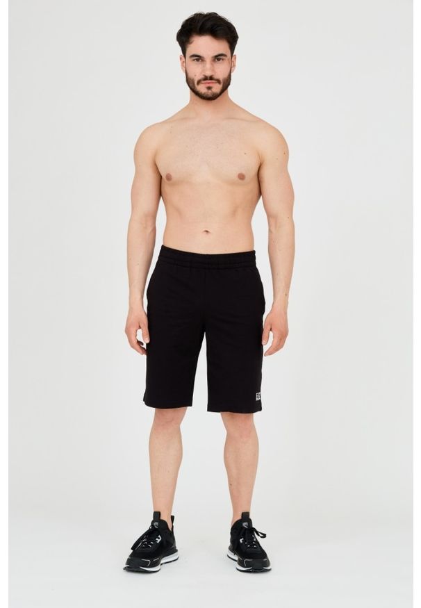 EA7 Emporio Armani - EA7 Czarne shorty męskie z białym logo. Kolor: czarny. Materiał: bawełna. Długość: krótkie