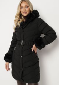 Born2be - Czarna Pikowana Kurtka Zimowa z Paskiem i Futerkowymi Obszyciami z Możliwością Odpięcia Hedirra. Okazja: na co dzień. Kolor: czarny. Materiał: futro, jeans. Długość rękawa: długi rękaw. Długość: długie. Sezon: zima. Styl: casual, elegancki #4