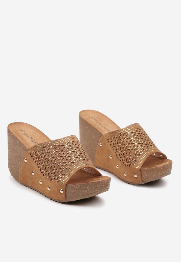 Born2be - Brązowe Ażurowe Klapki na Koturnie z Nitami Risanique. Okazja: na co dzień. Kolor: brązowy. Materiał: jeans. Wzór: ażurowy. Obcas: na koturnie. Styl: casual