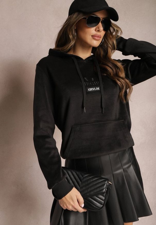 Renee - Czarna Ocieplona Bluza Welurowa o Fasonie Kangurki z Napisem Meluia. Typ kołnierza: kaptur. Kolor: czarny. Materiał: welur. Wzór: napisy