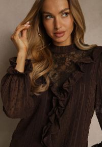 Renee - Brązowa Bluzka z Koronką i Falbankami Zdobiona Metalicznymi Przeszyciami Aliafera. Typ kołnierza: kołnierz z falbankami. Kolor: brązowy. Materiał: koronka. Wzór: koronka, aplikacja #3