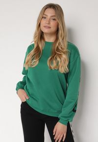 Born2be - Zielona Ocieplana Bluza z Bawełną i Napisem z Tyłu Fezanda. Okazja: na co dzień. Kolor: zielony. Materiał: bawełna. Wzór: napisy. Styl: klasyczny, casual, elegancki #1