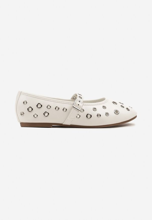 Born2be - Białe Balerinki Ozdobione Nitami i Paskiem Finilitia. Okazja: na co dzień. Zapięcie: pasek. Kolor: biały. Wzór: aplikacja. Styl: elegancki, casual