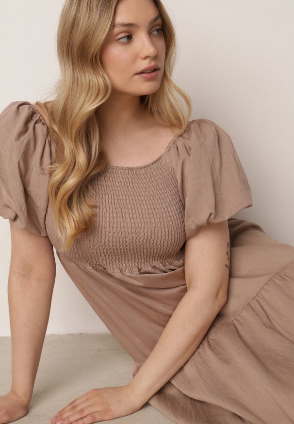 Born2be - Beżowa Wiskozowa Sukienka z Bufiastymi Rękawami i Marszczoną Górą Liones. Okazja: na co dzień. Kolor: beżowy. Materiał: wiskoza. Długość rękawa: krótki rękaw. Sezon: lato. Typ sukienki: proste. Styl: wakacyjny, casual