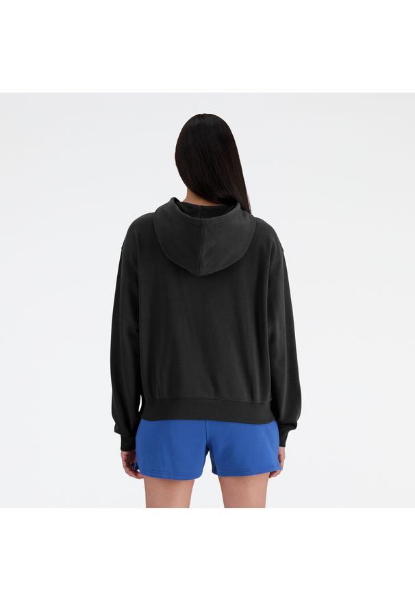 Bluza damska New Balance WT41507BK – czarna. Okazja: na co dzień. Typ kołnierza: kaptur. Kolor: czarny. Materiał: bawełna, dresówka, poliester, prążkowany. Styl: casual, klasyczny