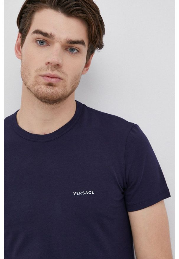 VERSACE - Versace - T-shirt. Okazja: na co dzień. Kolor: niebieski. Materiał: dzianina. Wzór: gładki. Styl: casual