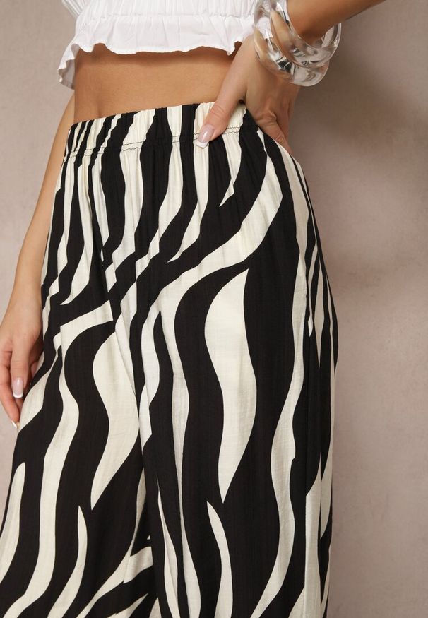 Renee - Czarno-Białe Spodnie o Szerokim Kroju High Waist Ozdobione Paskami Lisamelia. Okazja: na co dzień. Stan: podwyższony. Kolor: czarny. Wzór: aplikacja. Styl: klasyczny, elegancki, casual