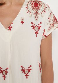Born2be - Biało-Czerwona Wiskozowa Sukienka Pudełkowa z Ornamentnym Wzorem Melosea. Okazja: na co dzień. Kolor: biały. Materiał: wiskoza. Styl: elegancki, casual #3