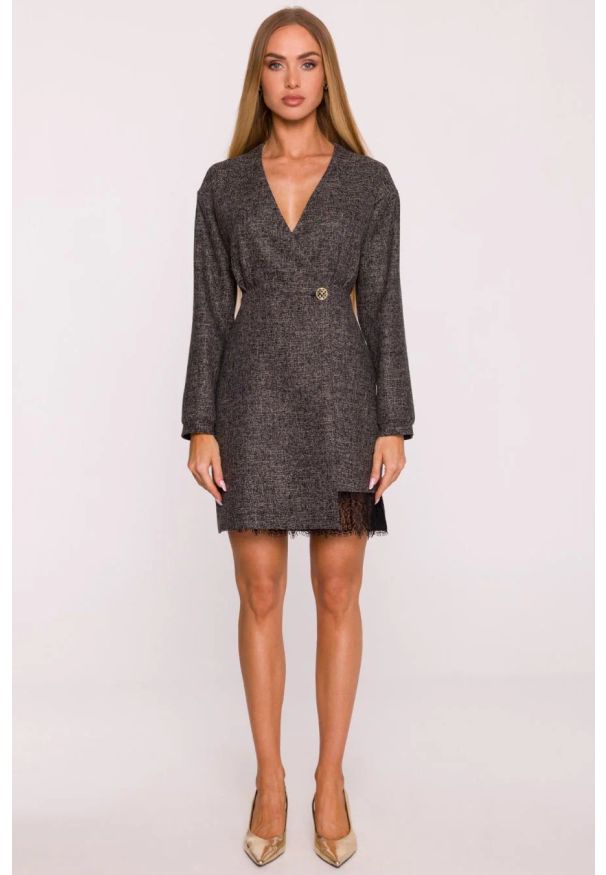 MOE - Elegancka sukienka tweedowa trapezowa kopertowa czarna. Okazja: do pracy. Typ kołnierza: dekolt kopertowy. Kolor: czarny, czerwony, szary. Materiał: koronka. Wzór: koronka. Typ sukienki: kopertowe, trapezowe. Styl: elegancki