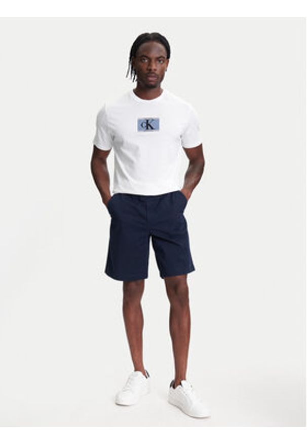 Calvin Klein T-Shirt Box Tape Graphic LV04RC854G Biały Regular Fit. Kolor: biały. Materiał: bawełna
