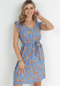 Born2be - Niebieska Sukienka z Gumką w Pasie z Wiskozy w Kwiaty Chrysa. Typ kołnierza: kołnierz z falbankami. Kolor: niebieski. Materiał: wiskoza. Wzór: kwiaty #3