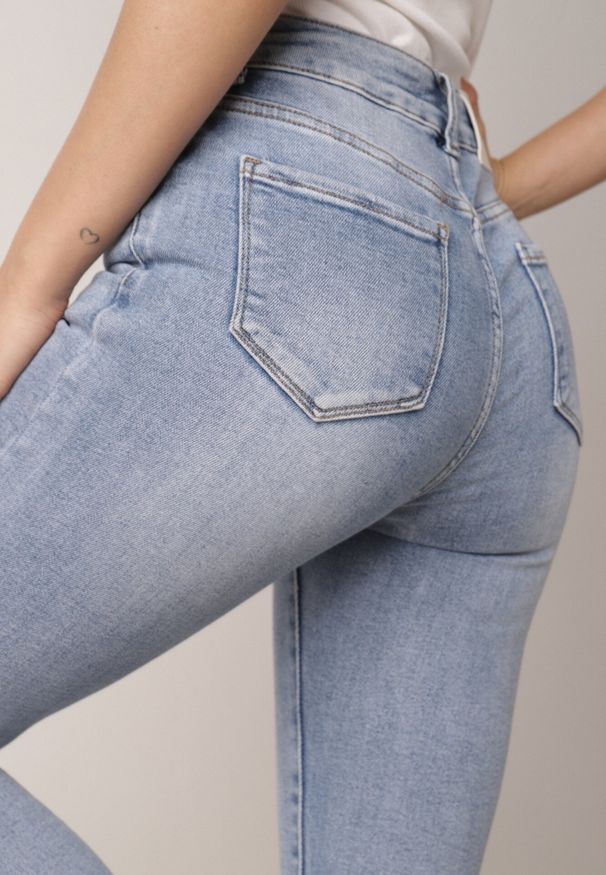 Born2be - Niebieskie Dopasowane Bawełniane Jeansy Neviline. Okazja: na co dzień. Kolor: niebieski. Styl: klasyczny, casual