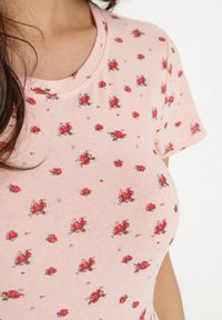 Born2be - Różowy Bawełniany T-shirt w Kwiatowy Wzór Savele. Okazja: na co dzień, na spotkanie biznesowe, do pracy, na spacer. Kolor: różowy. Materiał: bawełna. Wzór: kwiaty. Styl: biznesowy, klasyczny, casual #7