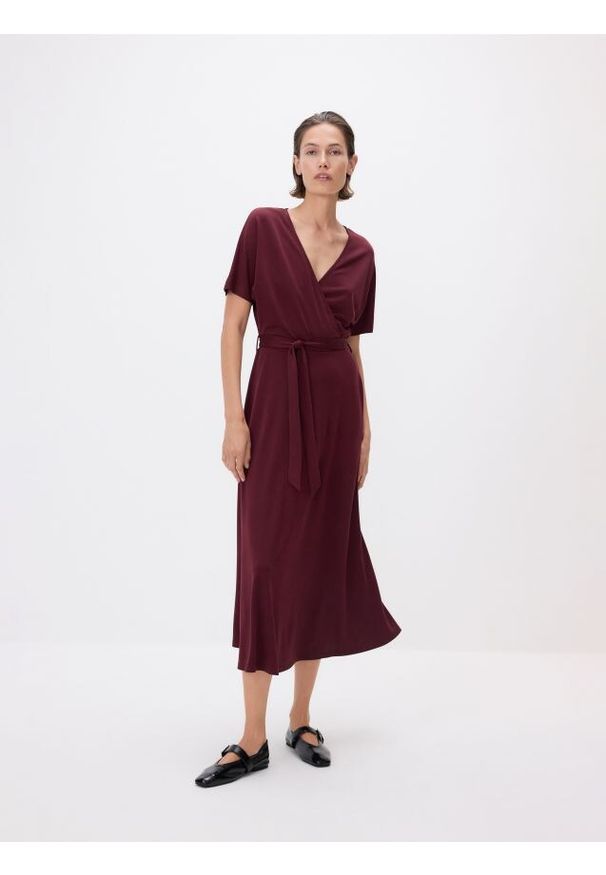 Reserved - Sukienka midi z modalem - bordowy. Kolor: czerwony. Materiał: dzianina. Długość: midi