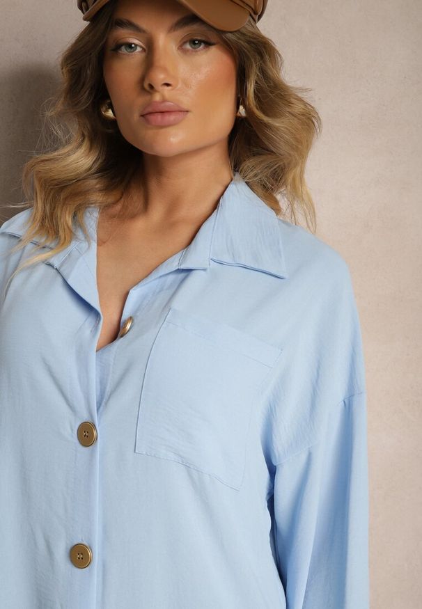 Renee - Jasnoniebieska Koszula Oversize o Długim Fasonie z Rozcięciami Tasine. Typ kołnierza: kołnierzyk klasyczny. Kolor: niebieski. Długość rękawa: długi rękaw. Długość: długie. Wzór: aplikacja. Styl: elegancki, klasyczny