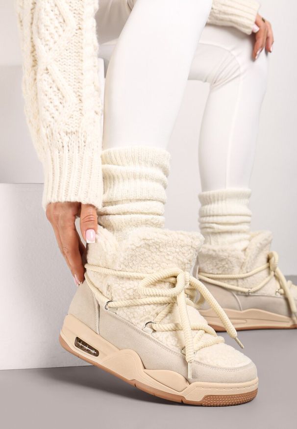 Renee - Beżowe Płaskie Śniegowce Ozdobione Futerkiem w Stylu Baranka i Sznurowaniem Alabera. Okazja: na co dzień. Kolor: beżowy. Materiał: futro. Wzór: aplikacja. Styl: casual, elegancki