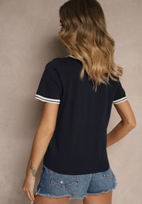 Renee - Granatowa Bluzka Polo z Krótkim Rękawem z Dzianiny z Wiskozą Adalira. Typ kołnierza: polo. Kolor: niebieski. Materiał: dzianina, wiskoza. Długość rękawa: krótki rękaw. Długość: krótkie #4