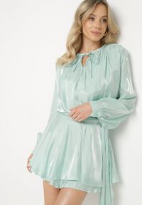 Born2be - Zielona Wiskozowa Sukienka Ozdobiona Wiązaniem i Falbanką Rallio. Okazja: na imprezę, na co dzień. Typ kołnierza: kołnierz z falbankami. Kolor: zielony. Materiał: wiskoza. Wzór: aplikacja. Typ sukienki: proste. Styl: casual, elegancki #4
