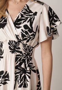 Born2be - Biała Wiskozowa Sukienka o Rozkloszowanym Kroju z Kopertowym Dekoltem Morgassa. Okazja: na co dzień. Kolor: biały. Materiał: wiskoza. Wzór: kwiaty. Sezon: lato. Typ sukienki: kopertowe. Styl: casual, klasyczny #5