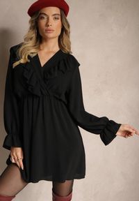 Renee - Czarna Kopertowa Sukienka z Żabotem Ozdobiona Falbankami Melosia. Okazja: na co dzień. Typ kołnierza: z żabotem, kołnierz z falbankami. Kolor: czarny. Wzór: aplikacja. Typ sukienki: kopertowe. Styl: elegancki, casual