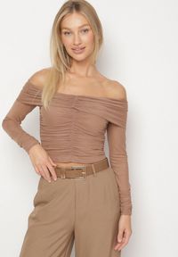 Born2be - Ciemnobeżowa Siateczkowa Bluzka VICES z Odkrytymi Ramionami Ozdobiona Marszczeniem Tuvita. Okazja: na co dzień. Kolor: beżowy. Materiał: jeans. Wzór: aplikacja. Styl: casual #3