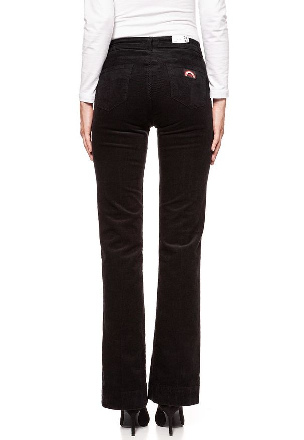 Wrangler - DAMSKIE SPODNIE SZTRUKSOWE WRANGLER FLARE BLACK W233EK100 112127837. Materiał: sztruks. Sezon: lato
