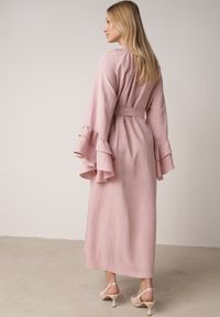 Born2be - Różowa Wiskozowa Sukienka Koszulowa z Falbanami przy Rękawach i Paskiem Dinirae. Okazja: na co dzień. Kolor: różowy. Materiał: wiskoza. Typ sukienki: koszulowe. Styl: casual, klasyczny #5