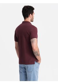 Ombre Clothing - Męska jednokolorowa koszulka polo BASIC z dzianiny pique - bordowa V10. Okazja: na co dzień. Typ kołnierza: polo. Kolor: czerwony. Materiał: dzianina. Wzór: haft, aplikacja, jednolity. Styl: sportowy, wizytowy, casual #9