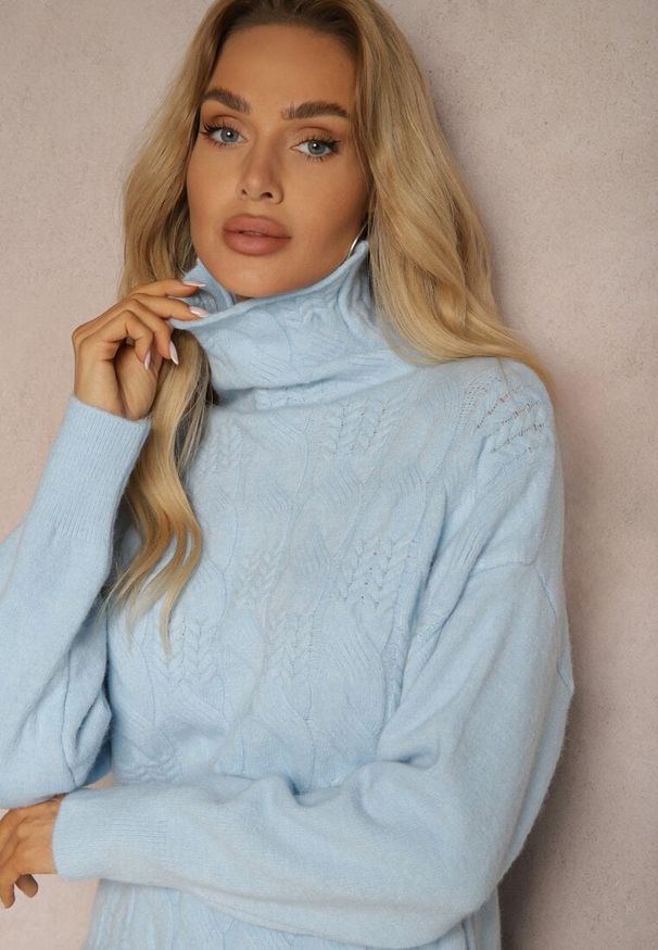 Renee - Jasnoniebieski Casualowy Golf z Tłoczonym Wzorem Daivyn. Okazja: na co dzień. Typ kołnierza: golf. Kolor: niebieski. Sezon: zima. Styl: casual