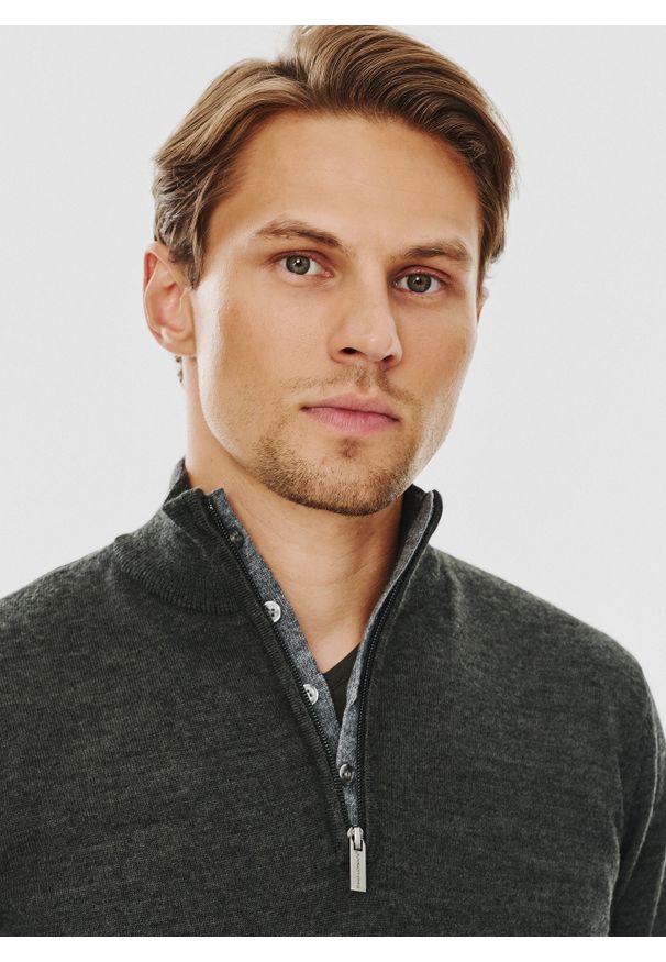 Pako Lorente - PAKO LORENTE – Grafitowy sweter męski ze stójką. Typ kołnierza: kołnierzyk stójkowy. Kolor: szary. Materiał: akryl, wełna. Sezon: zima, jesień