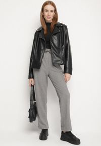 Born2be - Jasnoszare Spodnie z Wysokim Stanem Ozdobione Sznurkami Akleria. Okazja: na spacer. Stan: podwyższony. Kolor: szary. Materiał: jeans. Wzór: aplikacja #6