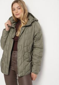 Born2be - Jasnozielona Pikowana Kurtka Przejściowa o Klasycznym Kroju z Kapturem Tavitte. Okazja: na co dzień, na spacer. Typ kołnierza: kaptur. Kolekcja: plus size. Kolor: zielony. Materiał: jeans, poliester. Wzór: aplikacja. Styl: klasyczny #6