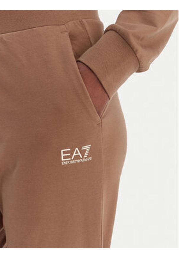 EA7 Emporio Armani Dres 7W000115 AF13135 U6044 Brązowy Regular Fit. Kolor: brązowy. Materiał: bawełna