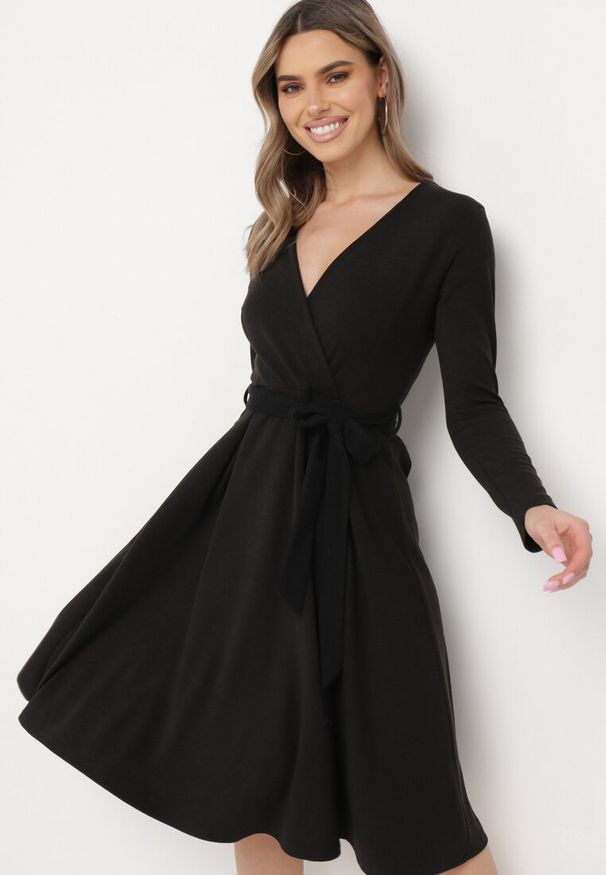 Born2be - Czarna Sukienka Therinore. Kolor: czarny. Materiał: dzianina, bawełna. Typ sukienki: kopertowe. Styl: elegancki. Długość: midi