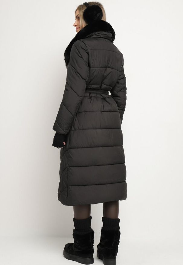 Born2be - Czarna Długa Kurtka Płaszcz Pikowany z Wiązanym Paskiem i Futerkiem Kemiss. Kolor: czarny. Materiał: futro. Długość: długie. Wzór: aplikacja