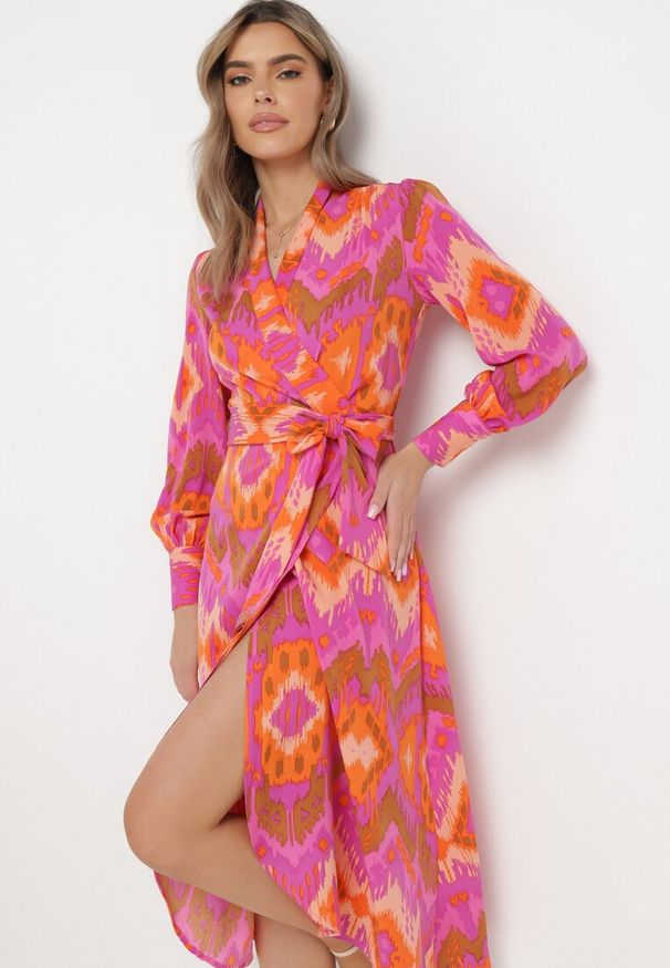 Born2be - Różowa Kopertowa Sukienka Midi z Paskiem w Talii i Wzorem Ikat Kllerdia. Kolor: różowy. Wzór: aplikacja. Typ sukienki: kopertowe. Długość: midi