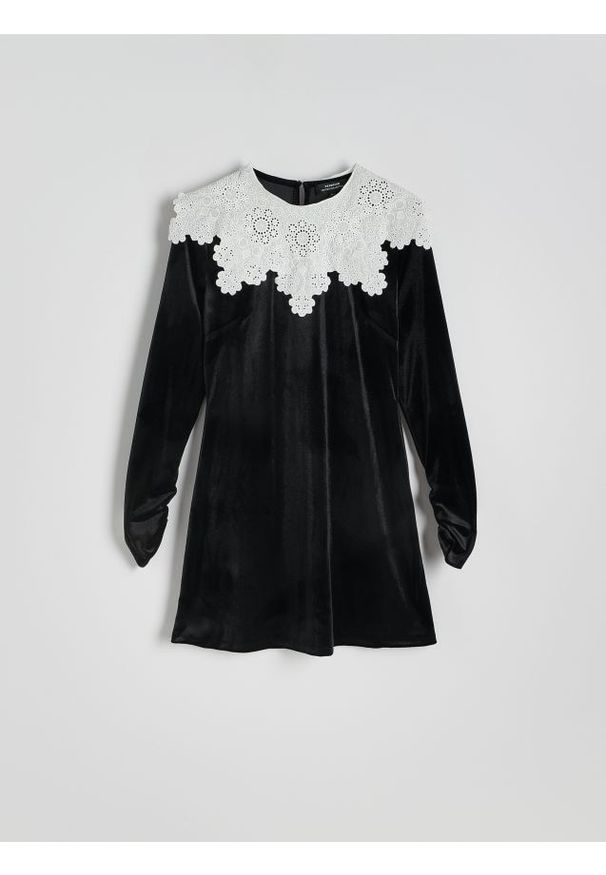 Reserved - Sukienka z kontrastowym kołnierzem - czarny. Kolor: czarny. Materiał: welur, tkanina