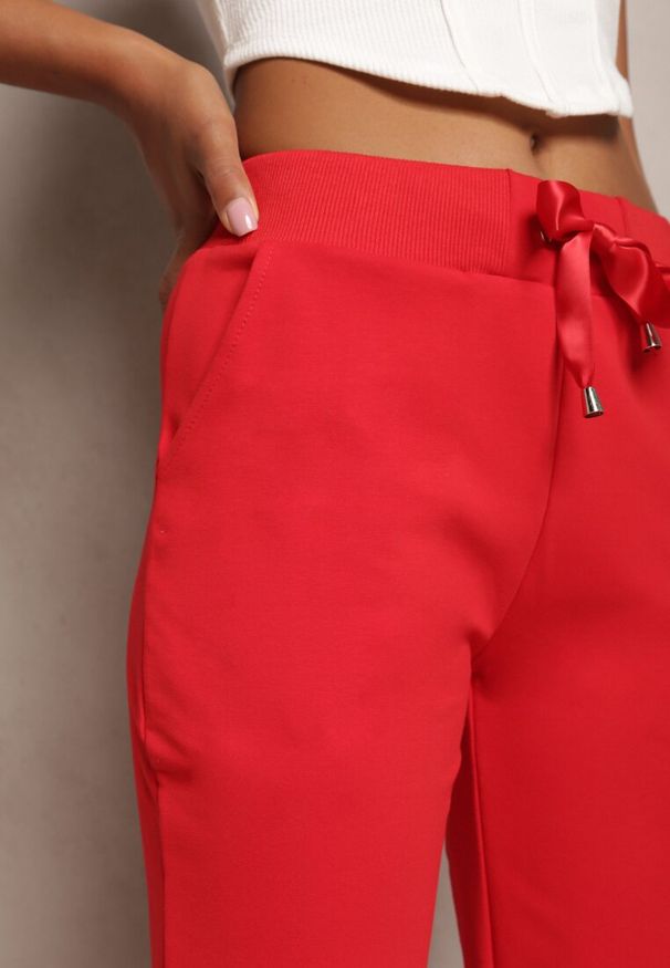 Renee - Czerwone Proste Spodnie Dresowe z Satynową Tasiemką w Pasie Alnureta. Okazja: na co dzień. Kolor: czerwony. Materiał: satyna, dresówka. Wzór: aplikacja. Styl: elegancki, casual