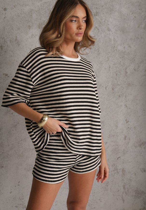 Renee - Beżowo-Czarny Komplet Casualowy z Bawełny Oversize T-shirt i Szorty w Paski Stylizowany na Szydełkowany Pherra. Kolor: beżowy. Materiał: bawełna. Wzór: paski
