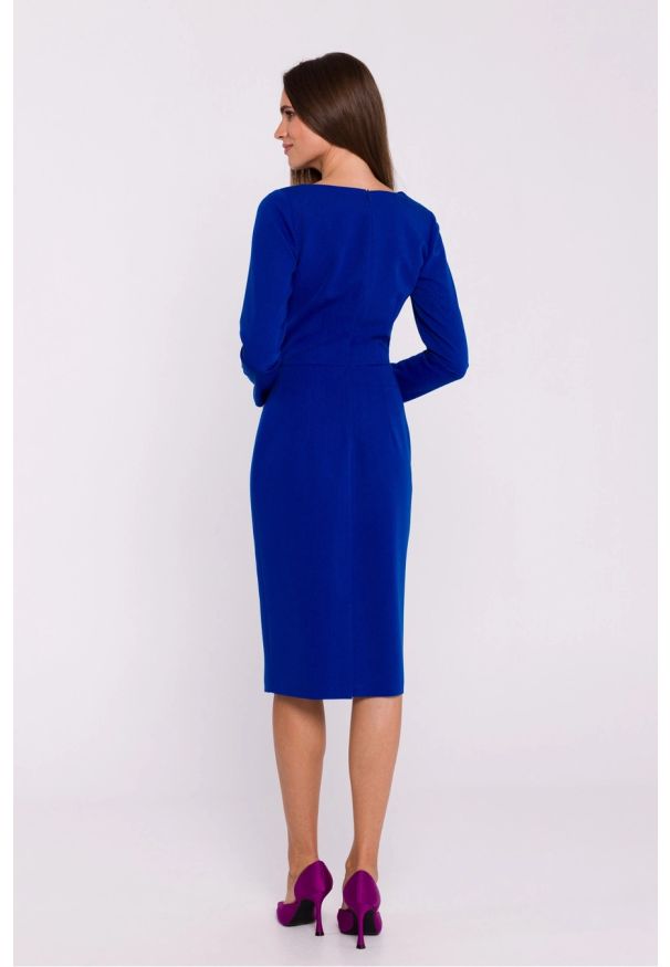 Stylove - Elegancka sukienka ołówkowa z asymetrycznym dekoltem chaber. Typ sukienki: ołówkowe, asymetryczne. Styl: elegancki