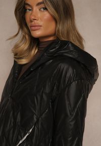 Renee - Czarna Pikowana Kurtka o Pudełkowym Fasonie z Warstwowymi Rękawami Liotire. Okazja: na co dzień. Kolor: czarny. Materiał: jeans, dzianina. Sezon: jesień. Styl: casual #5