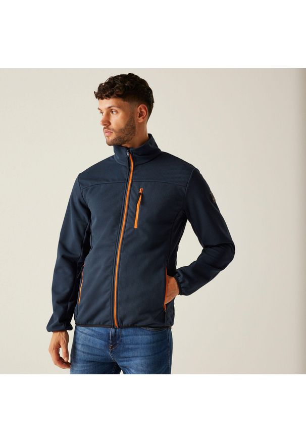 Regatta - Softshell turystyczny męski Romain. Kolor: niebieski. Materiał: softshell. Sport: turystyka piesza