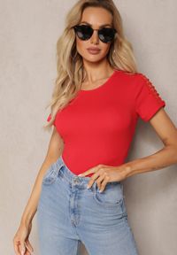 Renee - Czerwony T-shirt z Bawełny Ozdobiony Ażurową Koronką Sarille. Okazja: na plażę. Kolor: czerwony. Materiał: koronka, bawełna. Wzór: aplikacja, koronka, ażurowy. Sezon: lato