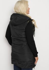 Born2be - Czarna Pikowana Kamizelka Dwustronna z Kapturem i Troczkami Nevetiani. Typ kołnierza: kaptur. Kolor: czarny. Materiał: jeans. Styl: elegancki #3