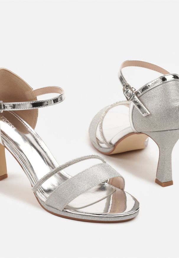 Renee - Srebrne Sandały na Szpilce Vices Ozdobione Cyrkoniami i Brokatem Lenallis. Okazja: na imprezę. Zapięcie: sprzączka. Kolor: srebrny. Wzór: aplikacja. Obcas: na szpilce. Styl: elegancki