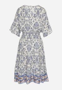 Born2be - Granatowa Sukienka z Wiskozy w Ornamentalny Wzór z Szeroką Gumką w Pasie Tanissla. Okazja: na spotkanie biznesowe, do pracy, na randkę, na co dzień. Typ kołnierza: dekolt w kształcie V. Kolor: niebieski. Materiał: wiskoza. Długość rękawa: krótki rękaw. Sezon: wiosna, lato. Styl: elegancki, casual, klasyczny, biznesowy #5