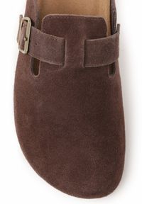 Born2be - Brązowe Zamszowe Klapki w Stylu Chodaków Ozdobione Klamrą Irinania. Okazja: na co dzień. Kolor: brązowy. Materiał: zamsz. Wzór: aplikacja. Styl: casual #9